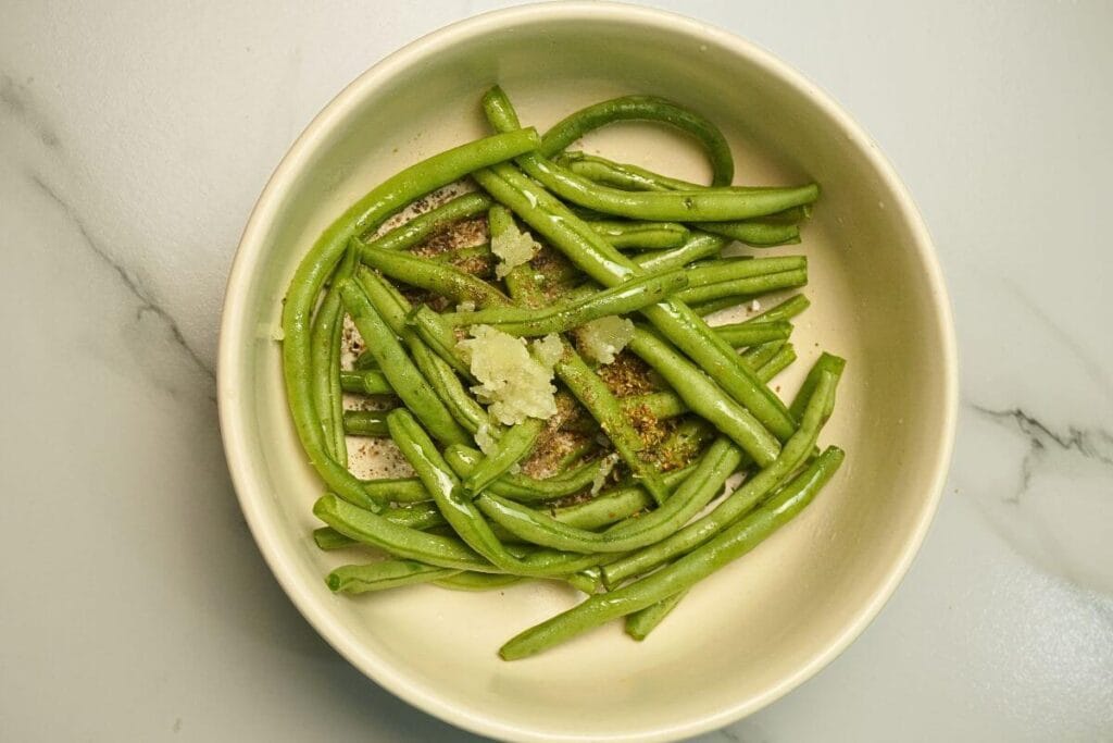 air fryer garlic green beans add all seasoning along with beans in bowl