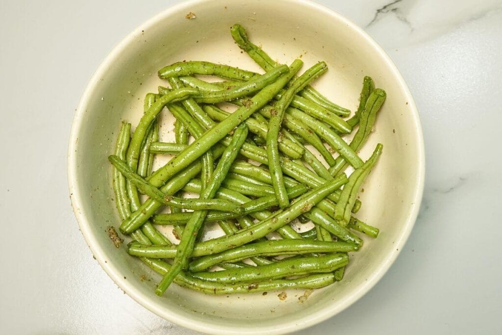 air fryer garlic green beans all seasoning mixed