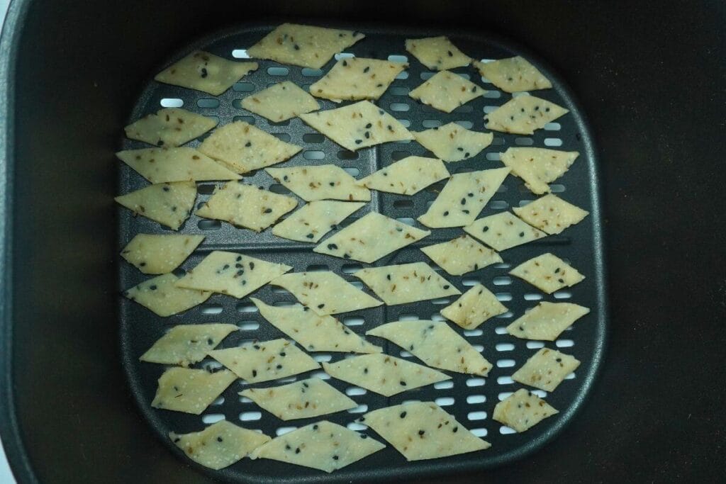 air fryer namak pare nimki add in air fryer basket